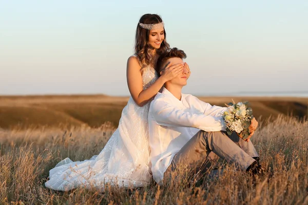 Feliz Joven Novia Cubriendo Los Ojos Novio Aire Libre — Foto de Stock