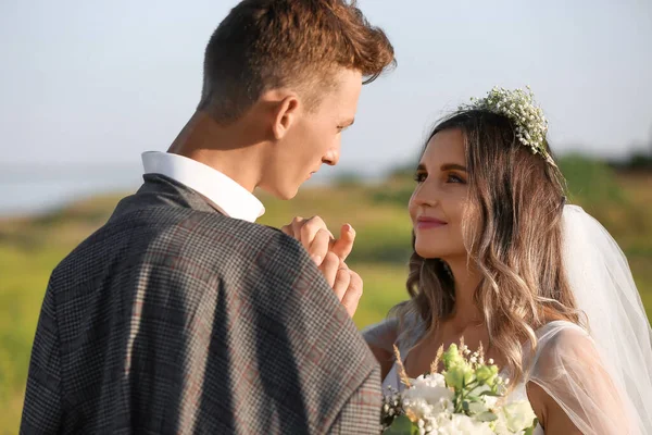 Happy Wedding Couple Countryside — Stock Photo, Image