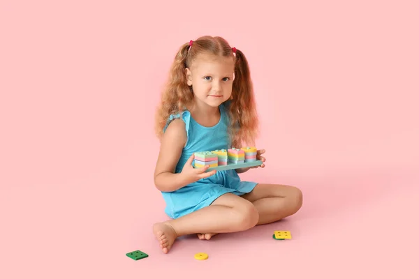 Мила Дівчинка Грає Будівельними Блоками Рожевому Фоні — стокове фото