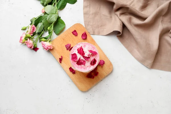 Egy Pohár Ízletes Rózsa Latte Világos Háttér — Stock Fotó