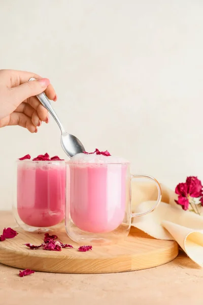 Mão Feminina Com Colher Xícaras Saboroso Café Com Leite Rosa — Fotografia de Stock