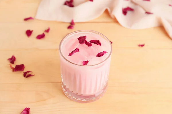 Vaso Sabroso Latte Rosa Sobre Fondo Madera —  Fotos de Stock