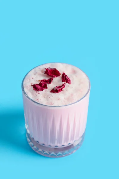 Egy Pohár Ízletes Rózsa Latte Színes Háttér — Stock Fotó
