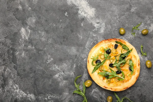 Délicieuse Mini Pizza Sur Fond Gris — Photo