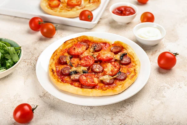 Talíř Lahodnou Mini Pizza Omáčky Světlém Pozadí — Stock fotografie