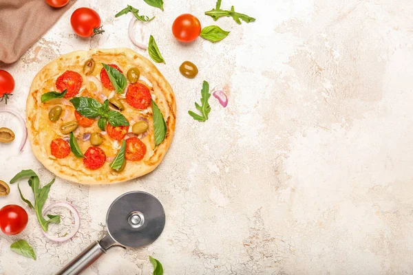 Samenstelling Met Heerlijke Mini Pizza Snijplotter Lichte Achtergrond — Stockfoto