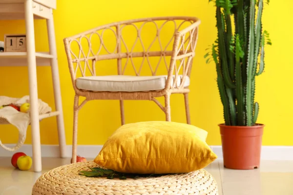 Žlutý Polštář Rostlinným Listem Sáčku Obývacím Pokoji Detailní Záběr — Stock fotografie