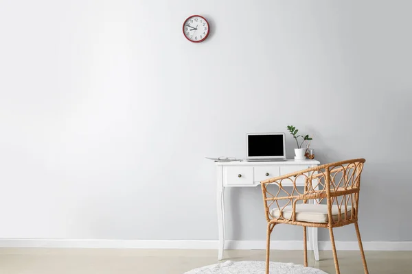 Modern Workplace Laptop Wicker Chair Light Wall — Stock Photo, Image