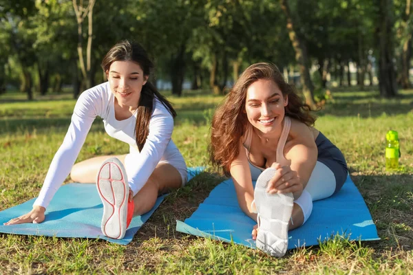 Sportos Fiatal Nők Tréning Szőnyeg Parkban — Stock Fotó