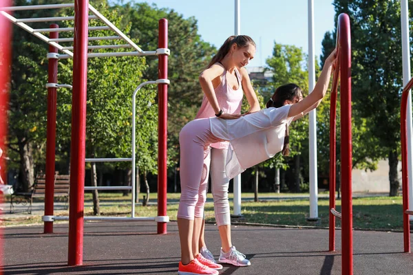 Sportieve Jonge Vrouw Training Met Zus Sportterrein — Stockfoto