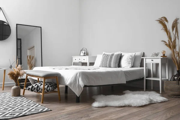 Dormitorio Moderno Con Elegante Banco Cama — Foto de Stock