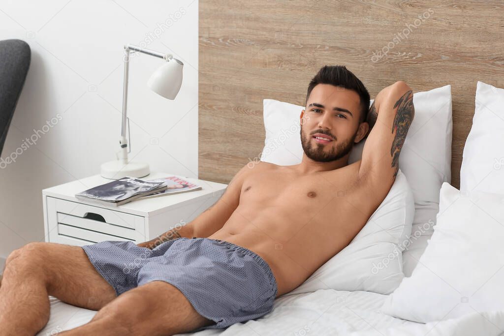 Sexy Joven Ropa Interior Acostado Cama Foto de stock serezniy 535015934