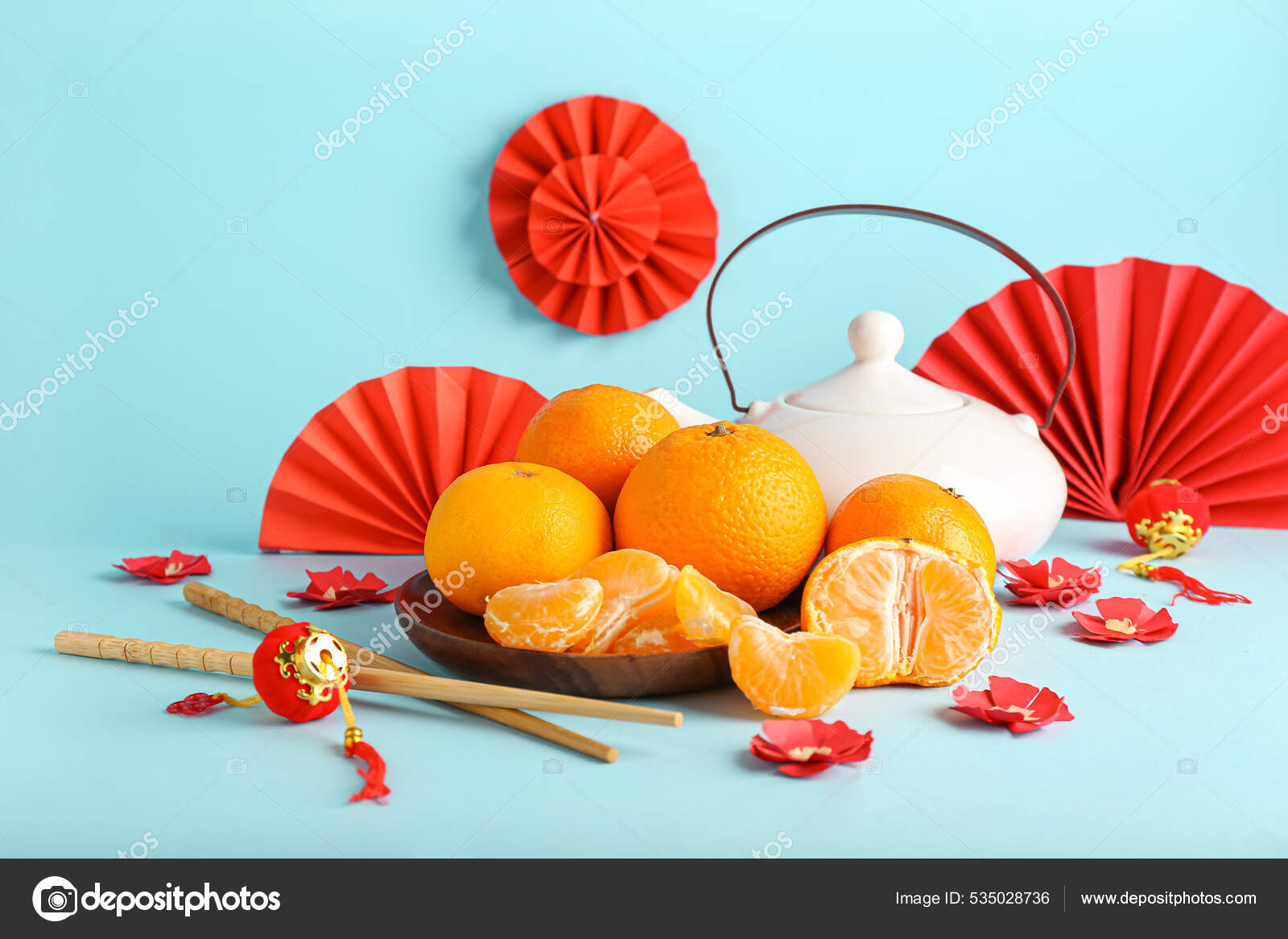 带有中国传统茶色背景的味道鲜美的橘子 图库照片 C Serezniy