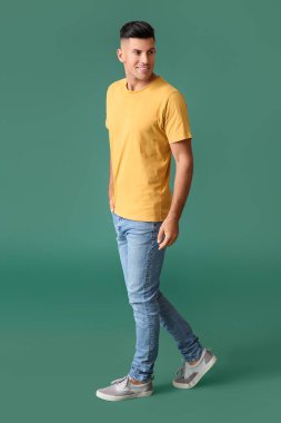 Renkli tişörtlü yakışıklı genç adam.