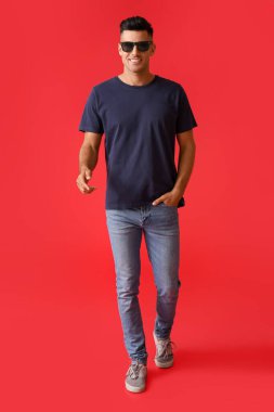 Renkli tişörtlü yakışıklı genç adam.