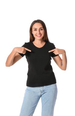 Beyaz arka plan üzerinde boş t-shirt genç kadın