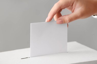 Oy kullanan kadın oy sandığının yanında