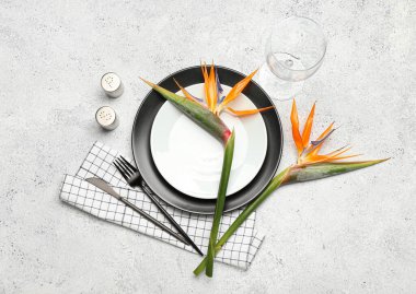 Açık arkaplanda güzel cennet kuşu çiçekleri olan masa ayarı