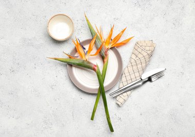 Açık arkaplanda güzel cennet kuşu çiçekleri olan masa ayarı