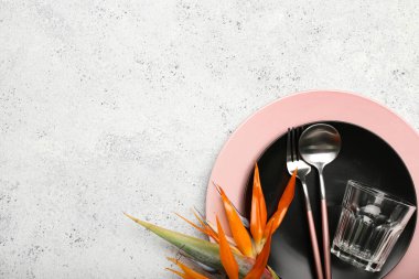 Açık arkaplanda cennet kuşu olan masa ayarı