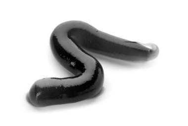 Beyaz arkaplanda siyah diş macunu örneği