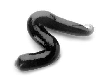 Beyaz arkaplanda siyah diş macunu örneği