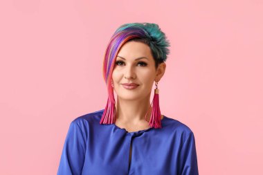 Renkli arka planda sıradışı saçları olan güzel bir kadın.