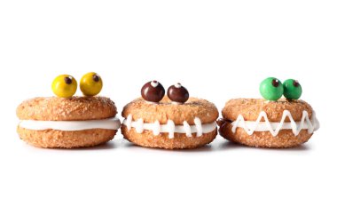 Beyaz arkaplanda komik kurabiyeler