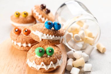 Masada kremalı komik kurabiyeler.