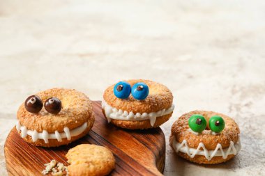 Grunge arka planında komik kurabiyeler olan tahta