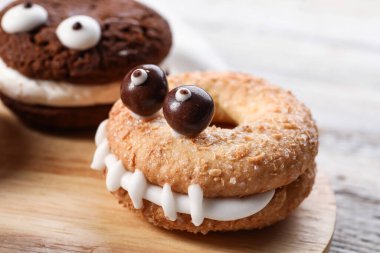 Cadılar Bayramı için komik kurabiye. Masada, yakın plan.