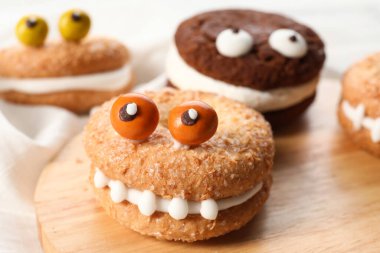 Cadılar Bayramı için komik kurabiye. Masada, yakın plan.