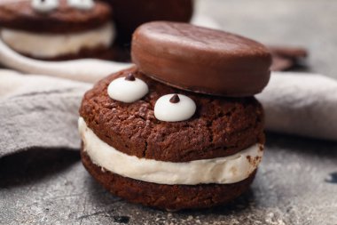 Masadaki komik çikolatalı kurabiye.