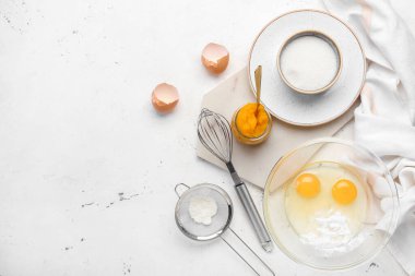 Hafif arkaplanda kabak turtası hazırlamak için taze malzemeler