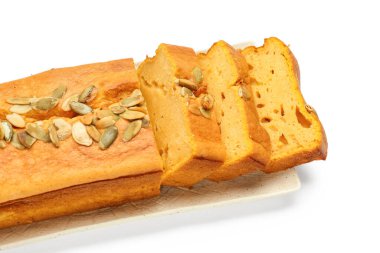 Beyaz arkaplanda kesilmiş balkabağı turtası tabağı, yakın plan