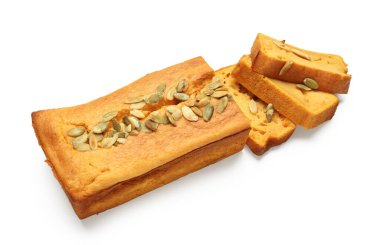 Beyaz arka planda lezzetli balkabağı turtası