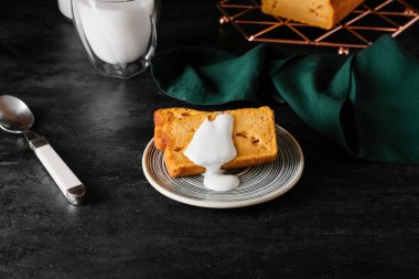 Siyah arkaplanda bir parça taze kabak turtası.