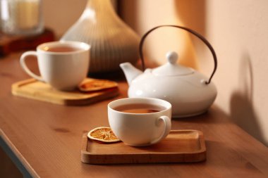 Kafedeki masada bir fincan lezzetli çay.