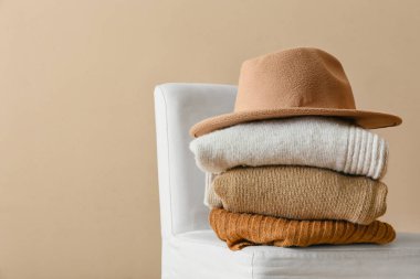 Hafif arka planda sandalyede şık kışlık elbiseler