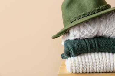 Kışlık giysiler arka planda hafif dışkı üzerinde