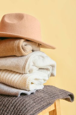 Renk arkaplanına karşı dışkıda şık kışlık kıyafetler