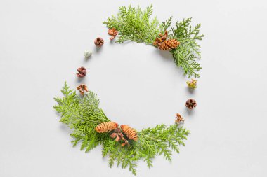 Güzel Noel çelengi köknar dallarından ve arka planda çam kozalaklarından yapılmıştır.