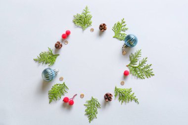 Köknar dallarından yapılmış güzel bir çelenk ve ışık arka planında Noel dekoru.