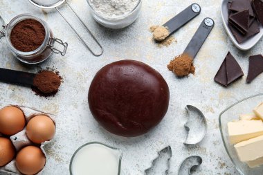 Çikolata hamuru ve hafif arka plandaki malzemeler