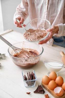 Mutfak masasında çikolata hamuru hazırlayan kadın, yakın plan.