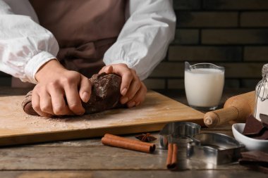 Mutfak masasında çikolata hamuru hazırlayan kadın, yakın plan.