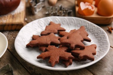 Ahşap arka planda lezzetli çikolatalı Noel kurabiyeleri tabağı.