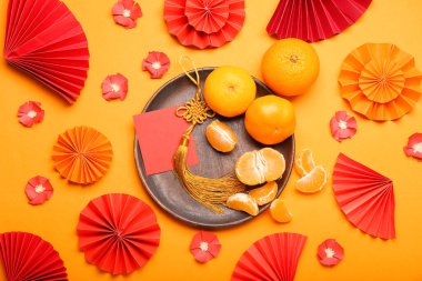 Mandalina tabağı, boş tebrik kartı ve renk arkaplan üzerine Çince semboller