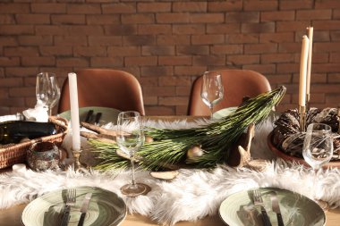 Noel kutlaması için kapalı bir yemek masası.