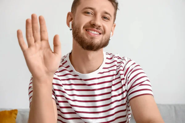 Bello Giovanotto Auricolare Che Saluta Mano Casa — Foto Stock